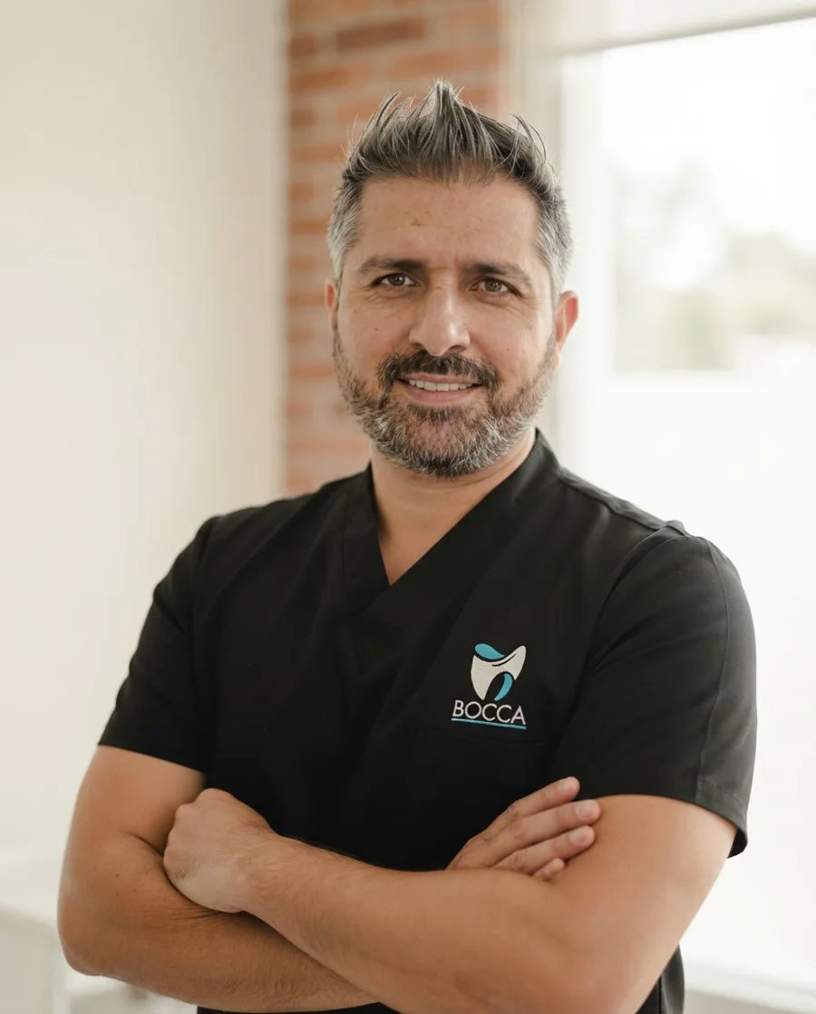 El Dr. J. Daniel Mora Herrera en su consultorio, con uniforme de Bocca