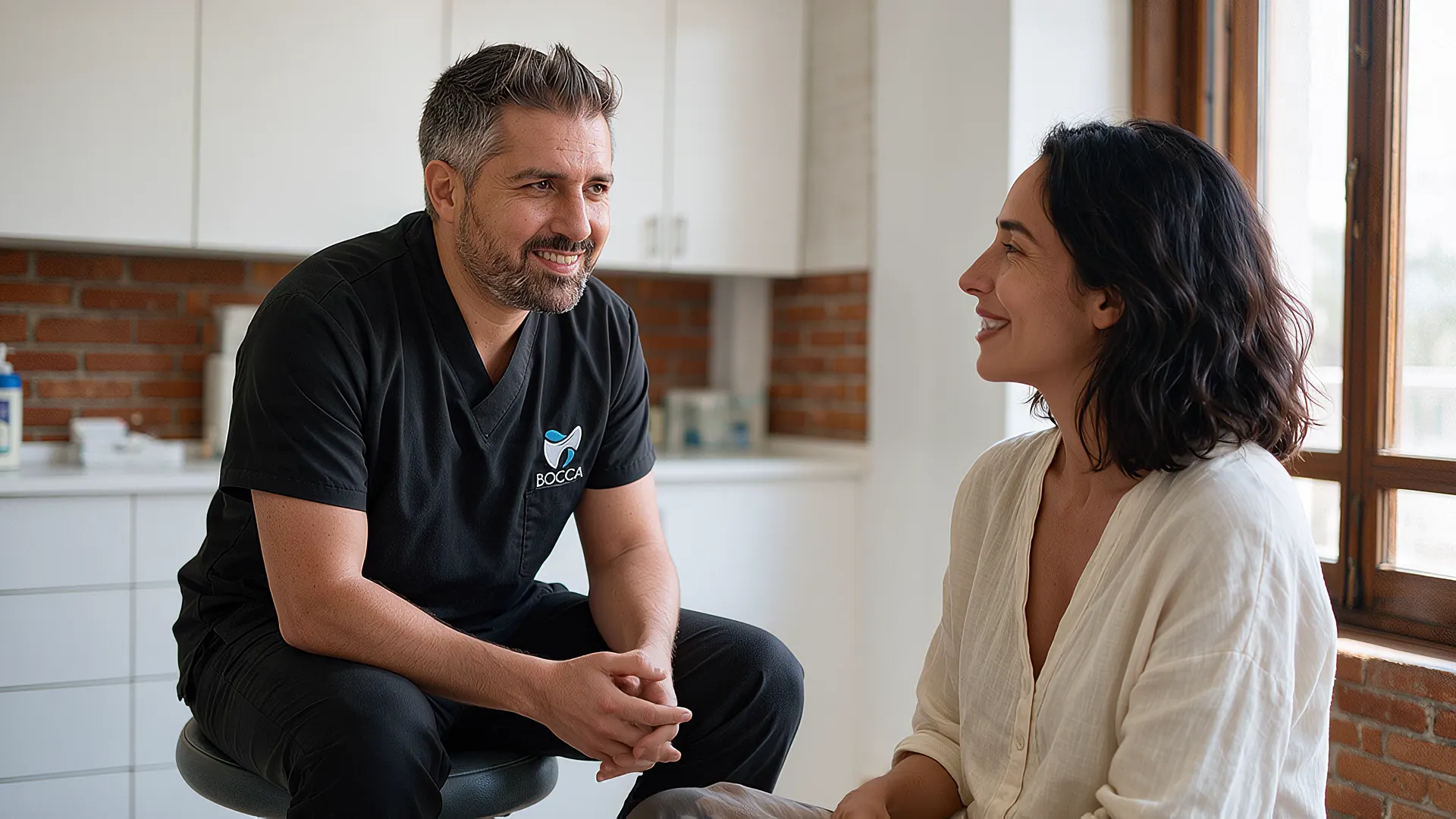 El doctor escucha a una paciente en una conversación dentro del consultorio